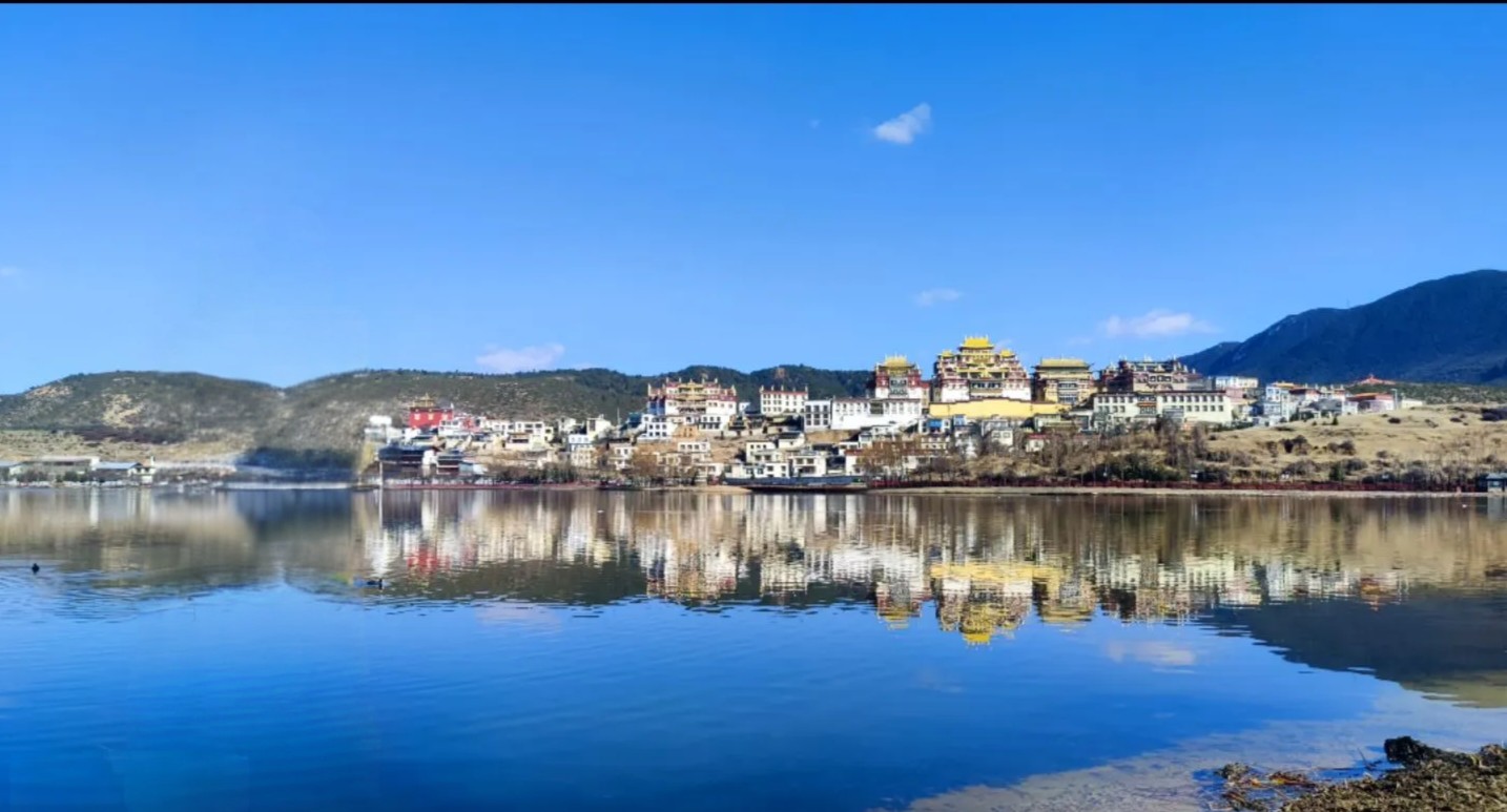  shangrila-lamuyangcuo-lake-temple-view-yunnan-china.jpg