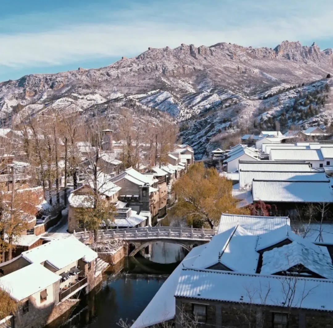 Gubei Water Town hot spring bath with snowy surroundings..jpg